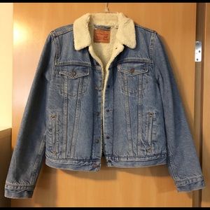 Levi’s Women’s Sherpa Trucker Jacket Sz L EUC!!
